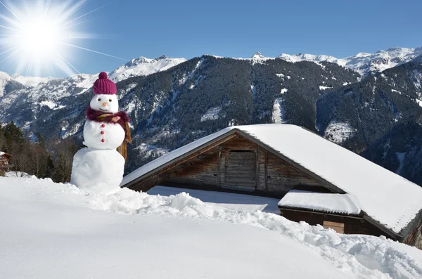 Boneco de neve contra o panorama alpino — Fotografia de Stock