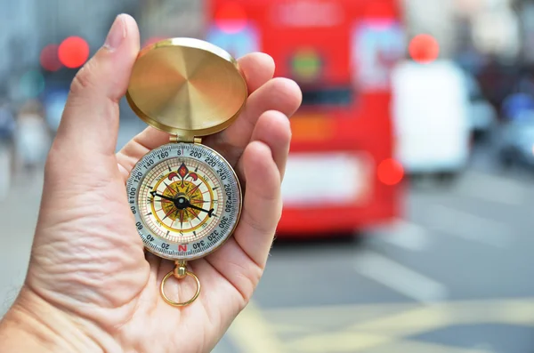 Man met kompas in Londen — Stockfoto