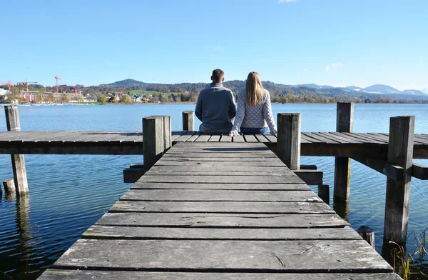 Paar auf Steg an einem See — Stockfoto