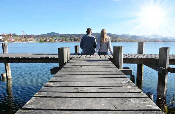 Couple sur jetée au bord d'un lac — Photo