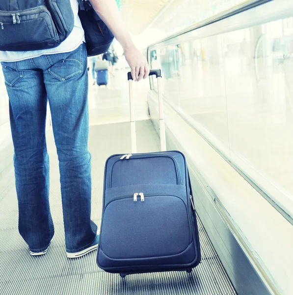 Voyageur avec une valise sur le speedwalk — Photo