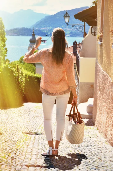 Menina na rua de paralelepípedos da cidade de Menaggio. Lago de Como, Itália — Fotografia de Stock