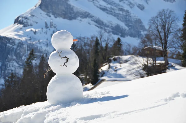 Boneco de neve contra o panorama alpino — Fotografia de Stock