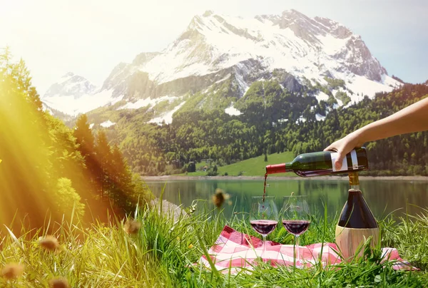 Vin serveras på en picknick i alpina äng. Schweiz — Stockfoto