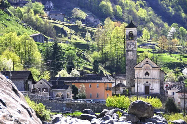 Lavertezzo falu Verzasca-völgyben, Swtzerland — Stock Fotó