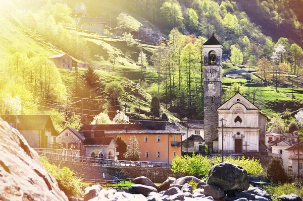 Aldeia de Lavertezzo no vale de Verzasca, na Suábia — Fotografia de Stock