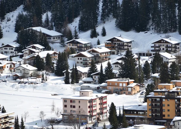 Vista de inverno de Davos, famosa estância de esqui suíça — Fotografia de Stock