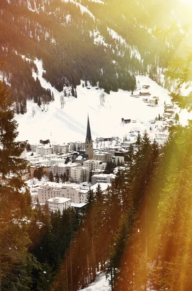Взимку вид Давос, відомого швейцарського гірськолижного курорту — стокове фото
