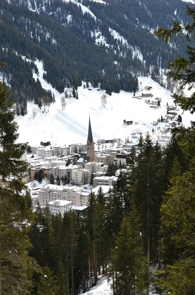 Vintern utsikt över davos, berömda schweiziska skidorten — Stockfoto