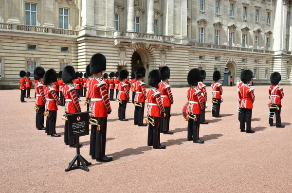 LONDON, UK - JUNE 12, 2014: British Royal guards perform the Cha — Stock Photo, Image