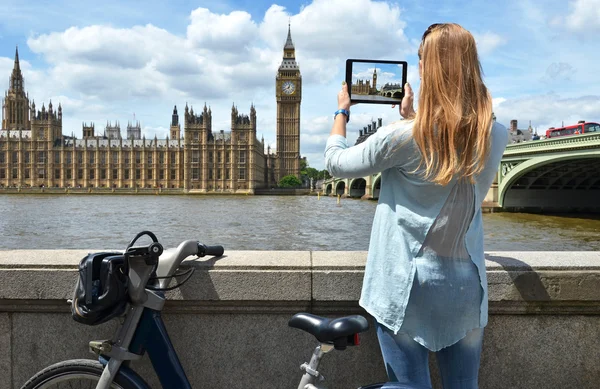 Dívka s tablet proti parlament Spojeného království — Stock fotografie