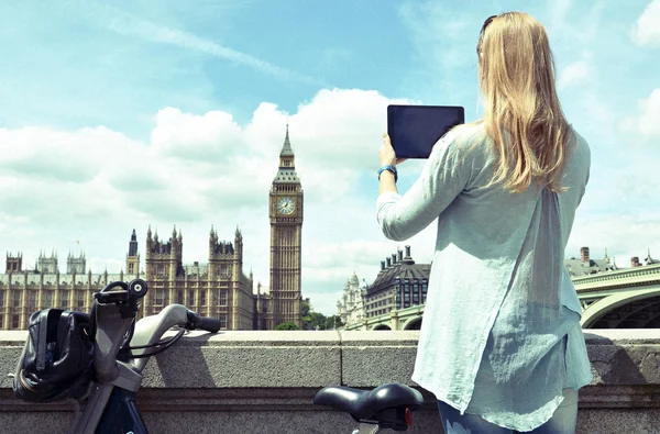 Fille avec tablette contre le Parlement britannique — Photo