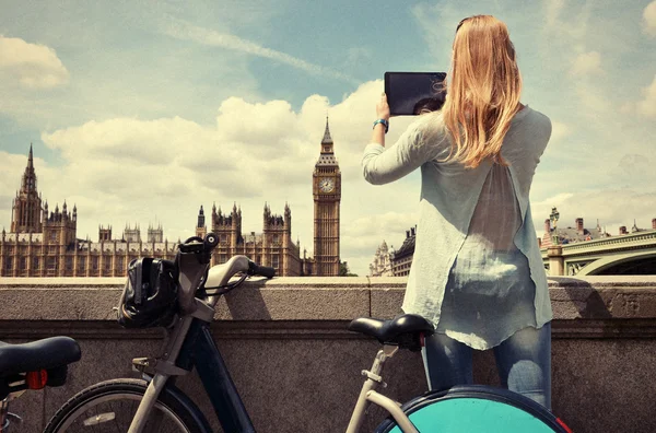 英国議会に対してタブレットを持つ少女 — ストック写真