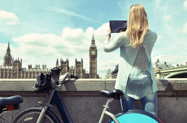 Дівчина з планшета проти парламенту Великобританії — стокове фото