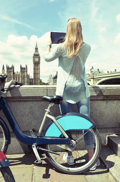 Ragazza con un tablet contro il Parlamento del Regno Unito — Foto Stock