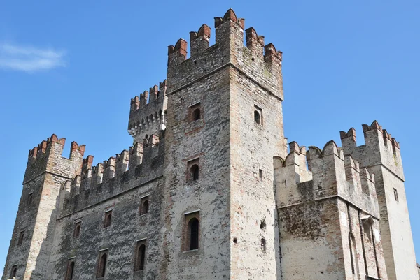 Castello Scaligero di Sirmione (Castillo Sirmione), construido en XIV c — Foto de Stock