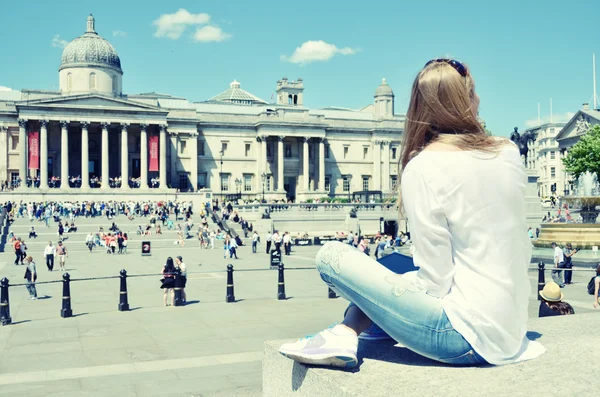 Girl on Trafalgar square in London — Stock Photo, Image