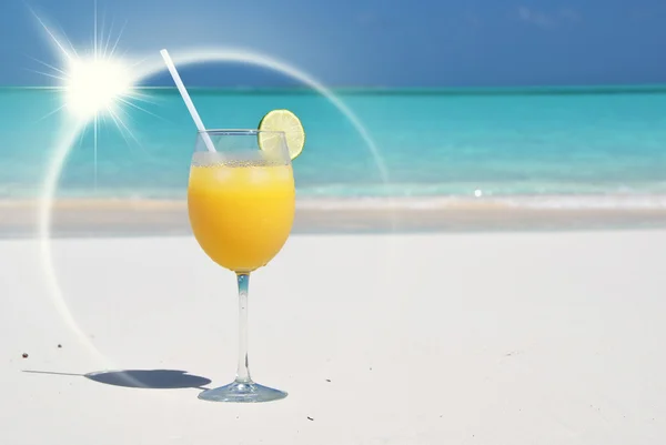 Jugo de naranja en la playa. Gran Exuma, Bahamas — Foto de Stock