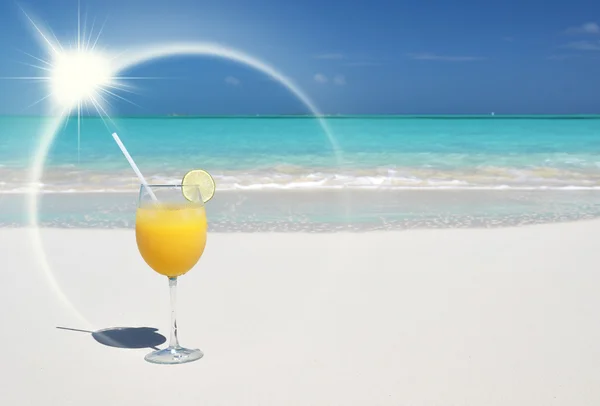 Orange juice on the beach. Great Exuma, Bahamas — Stock Photo, Image