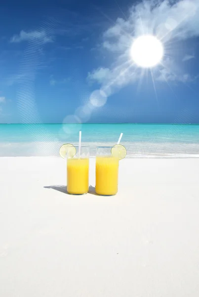 Sumo de laranja na praia. Grande Exuma, Bahamas — Fotografia de Stock
