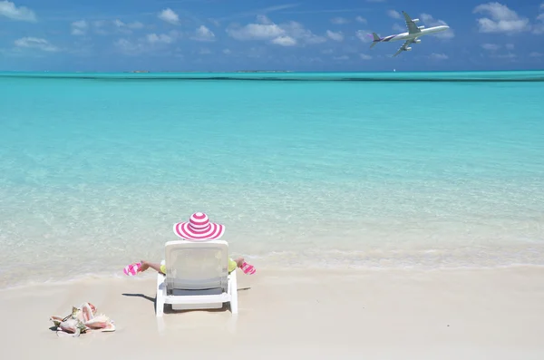 Mulher na praia em Bahamas — Fotografia de Stock