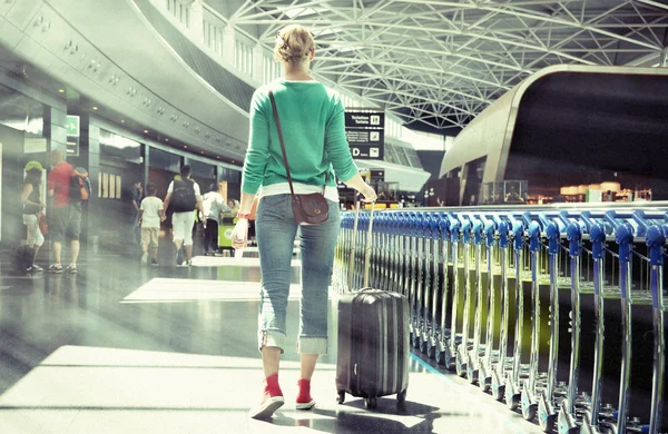 Woman with  suitcase in airport — Stock Photo, Image