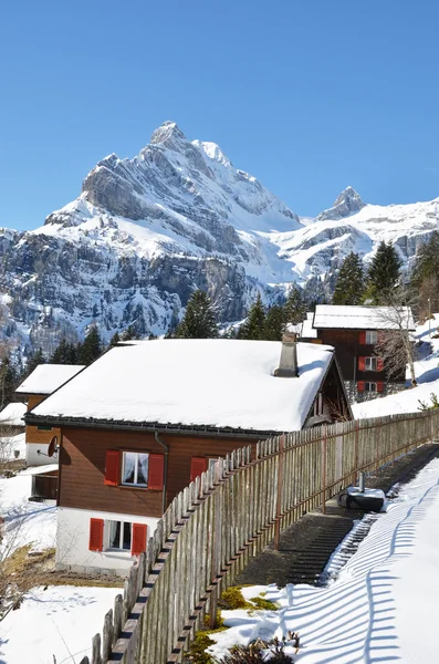 Primavera en Braunwald, famosa estación de esquí suiza — Foto de Stock