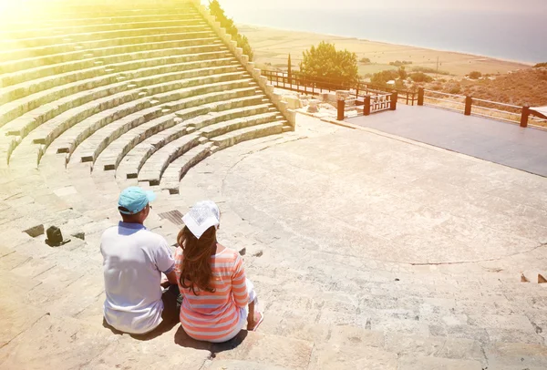 A couple in the Kourion's amphiteater. Cyprus — Stock Photo, Image