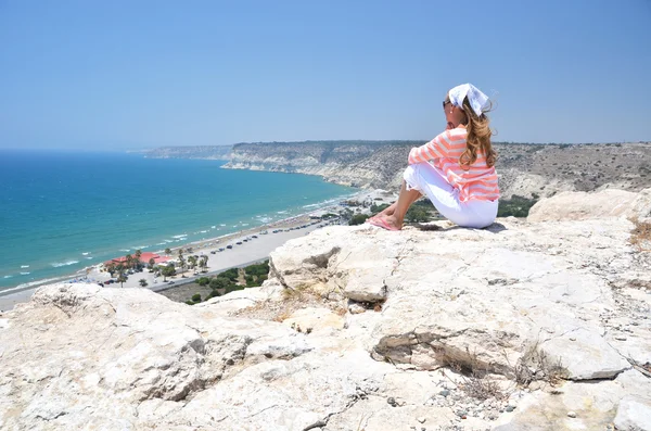 Ragazza sulla roccia che guarda verso l'oceano. Cipro — Foto Stock