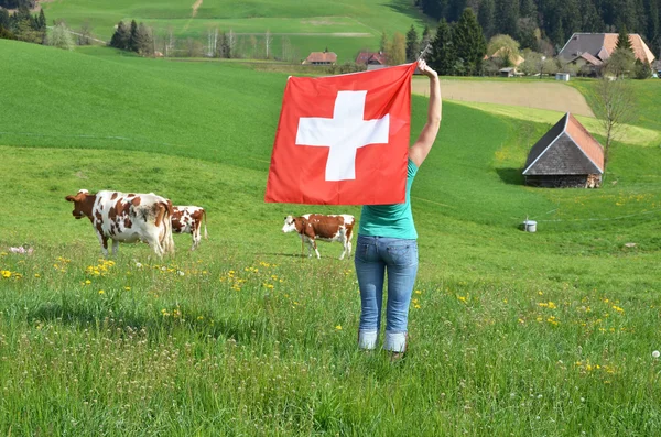 Meisje houdt de Zwitserse vlag. Emmental, Zwitserland — Stockfoto