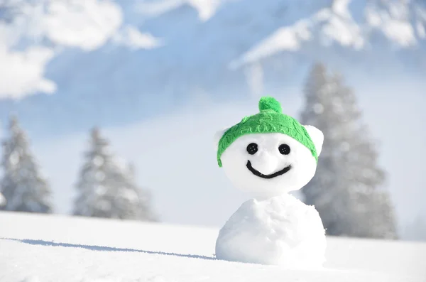 Boneco de neve contra a paisagem alpina — Fotografia de Stock