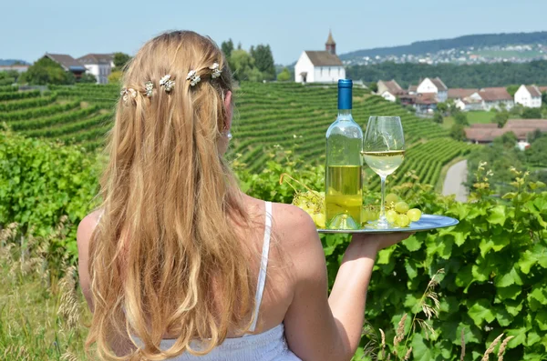 Mujer con vino en Rheinau —  Fotos de Stock