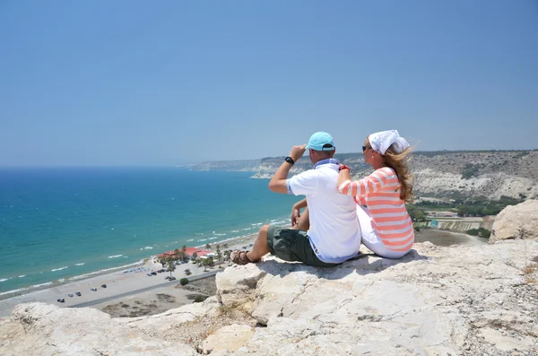 Kayanın üzerinde çift? Kıbrıs — Stok fotoğraf