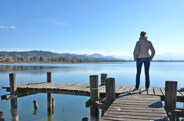 Fille à un lac, Suisse — Photo