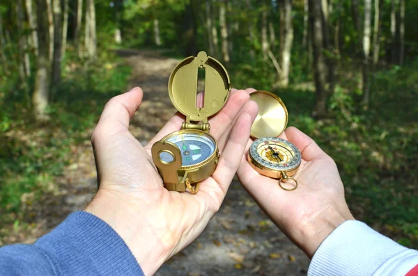 Muž a žena držící kompasy — Stock fotografie