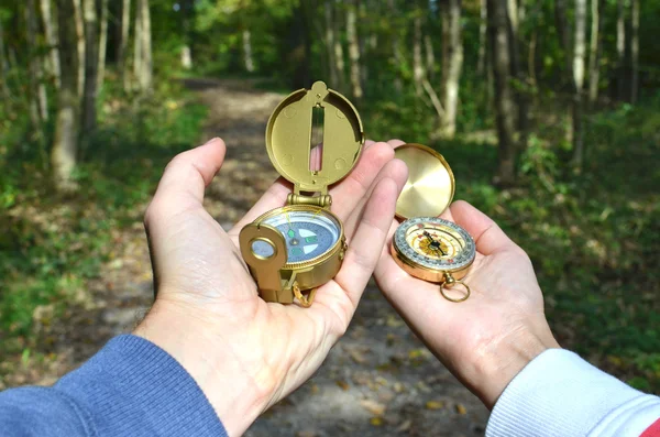 Man en vrouw met kompassen — Stockfoto