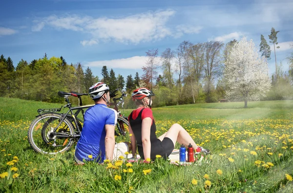 Resenärer med resten i alpina — Stockfoto