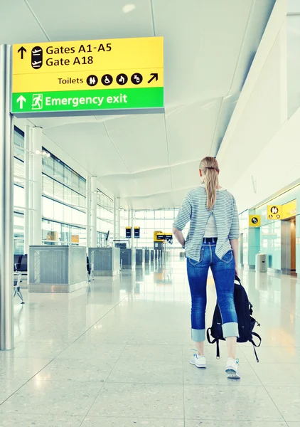 Havaalanında çanta ile kız — Stok fotoğraf