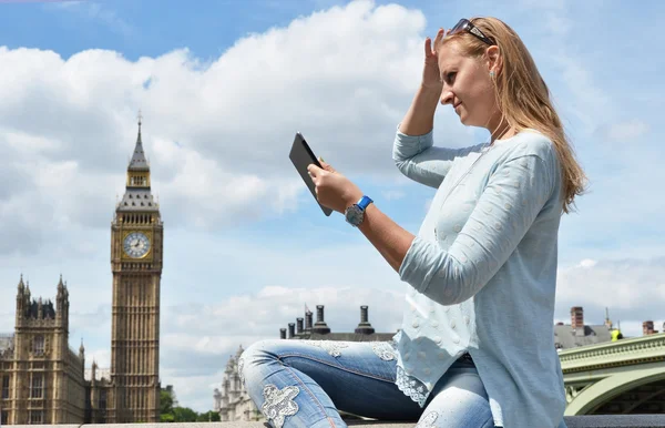 英国議会に対してタブレットを持つ少女 — ストック写真