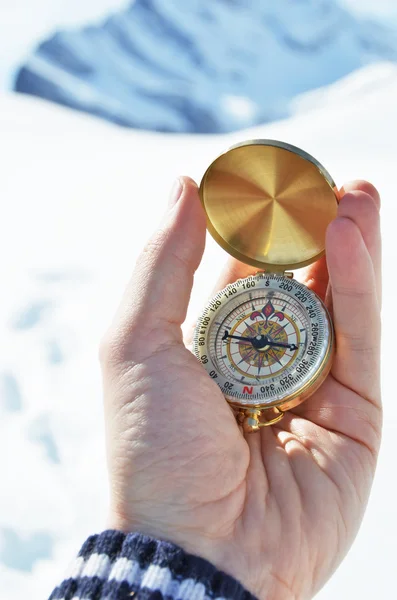 Kompas in hand in de winter — Stockfoto