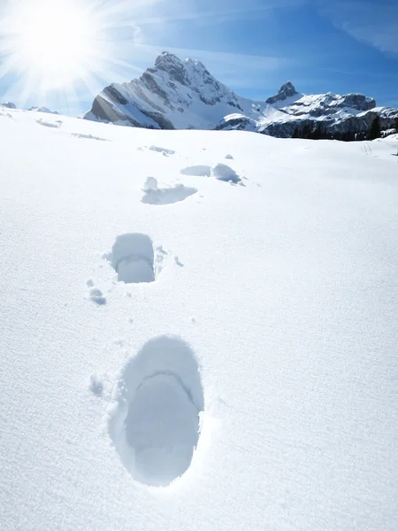 Fotspår på snö i schweiziska Alperna — Stockfoto