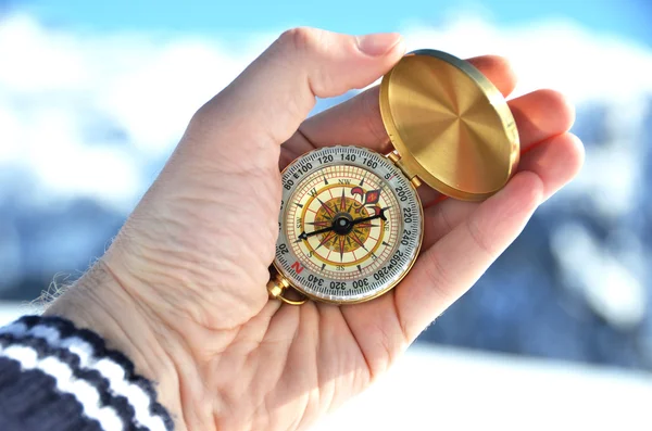 Kompas in hand in de winter — Stockfoto