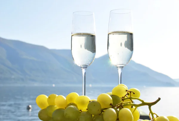 Champagne et raisins en Suisse — Photo