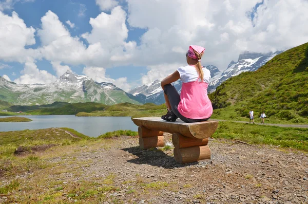 山の湖、スイス連邦共和国で旅行者 — ストック写真