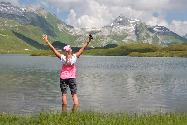 Girl at mountain lake, Switzerland — Stock Photo, Image