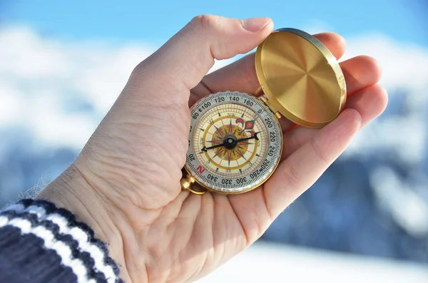 Bússola na mão no inverno — Fotografia de Stock