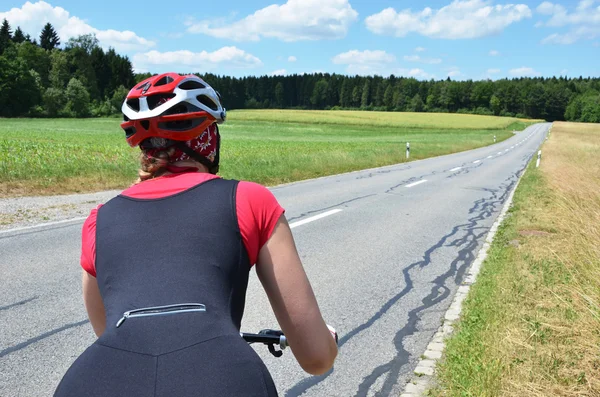 Chica montando una bicicleta de montaña — Foto de Stock