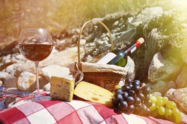 Red wine, cheese in Verzasca valley — Stock Photo, Image