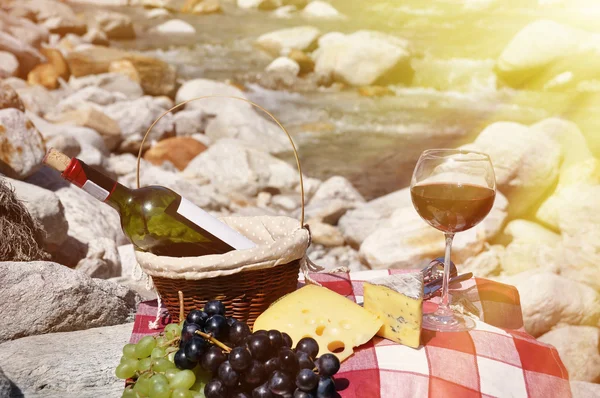 Rode wijn, kaas in Verzasca vallei — Stockfoto