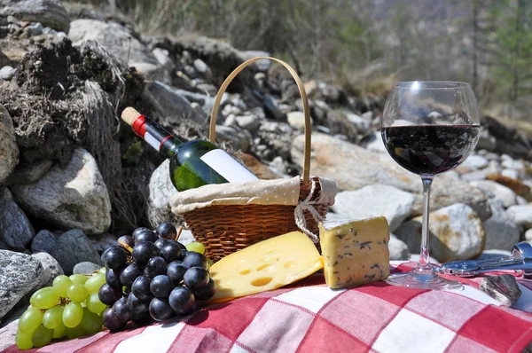 Red wine, cheese in Verzasca valley — Stock Photo, Image
